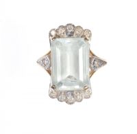 18 CT GOLD AQUAMARINE & DIAMOND CLUSTER RING at Ross's Online Art Auctions