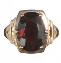 9CT GOLD AND GARNET RING at Ross's Online Art Auctions