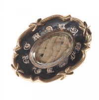 9CT GOLD MOURNING BROOCH SET WITH BRAIDED HAIR AND ENAMEL at Ross's Online Art Auctions