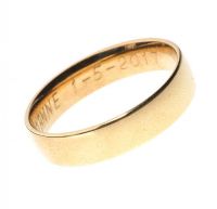 9CT GOLD ENGRAVED BAND at Ross's Online Art Auctions