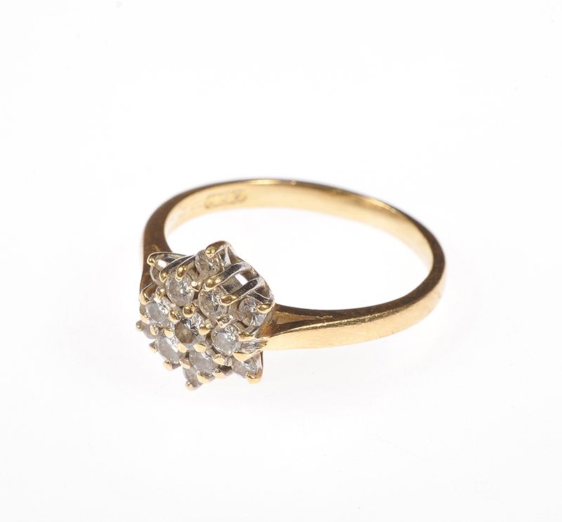  18  CARAT  GOLD  DIAMOND  CLUSTER RING 