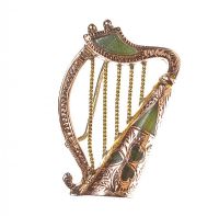 9CT GOLD AND GREEN STONE HARP BROOCH at Ross's Online Art Auctions