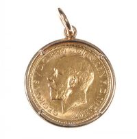 9CT GOLD AND SOVEREIGN PENDANT at Ross's Online Art Auctions