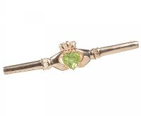 9CT GOLD AND GREEN STONE CLADDAGH BAR BROOCH at Ross's Online Art Auctions