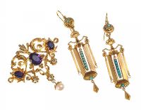 9CT GOLD & AMETHYST THREE STONE DRESS BROOCH & A PAIR OF 18CT GOLD & TURQUOISE DROP EARRINGS at Ross's Online Art Auctions