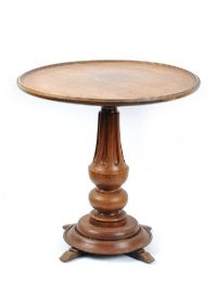 VICTORIAN CIRCULAR OCCASIONAL TABLE ON CENTRE PEDESTAL at Ross's Online Art Auctions