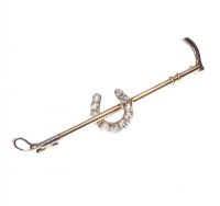 9CT GOLD & SILVER HORSESHOE & RIDING WHIP BAR BROOCH WITH DIAMOND CHIPS at Ross's Online Art Auctions