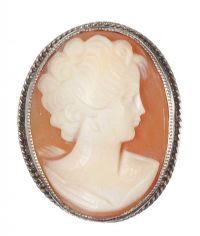 LARGE SILVER CAMEO RING at Ross's Online Art Auctions