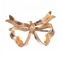 ENGRAVED 18CT GOLD BOW BROOCH at Ross's Online Art Auctions