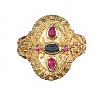 18CT GOLD GEM-SET RING IN ORNATE STYLE at Ross's Online Art Auctions