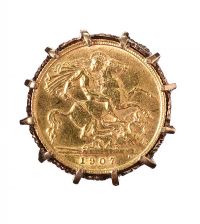9CT GOLD HALF-SOVEREIGN RING at Ross's Online Art Auctions