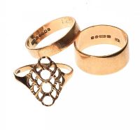 THREE 9CT GOLD RINGS at Ross's Online Art Auctions