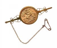 9CT GOLD BAR BROOCH SET WITH A HALF-SOVEREIGN COIN at Ross's Online Art Auctions