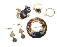 SELECTION OF GOLD-TONE JEWELLERY at Ross's Online Art Auctions