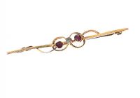 9CT GOLD AQUAMARINE AND GARNET BROOCH at Ross's Online Art Auctions
