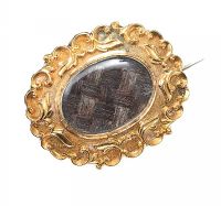 VICTORIAN GOLD-TONE MOURNING BROOCH at Ross's Online Art Auctions