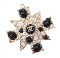 COSTUME PENDANT IN THE STYLE OF CHANEL at Ross's Online Art Auctions