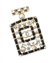 COSTUME BROOCH IN THE STYLE OF CHANEL at Ross's Online Art Auctions