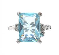 COSTUME RING WITH A BLUE STONE at Ross's Online Art Auctions
