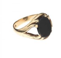 9CT GOLD ONYX RING at Ross's Online Art Auctions