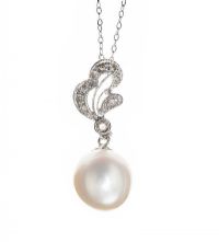 18CT WHITE GOLD DIAMOND AND CULTURED PEARL NECKLACE at Ross's Online Art Auctions