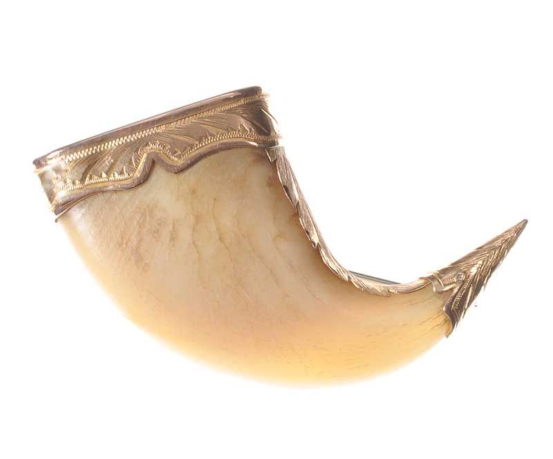 Lot - 20KT GOLD-MOUNTED TIGER CLAW BROOCH With bird design, seated