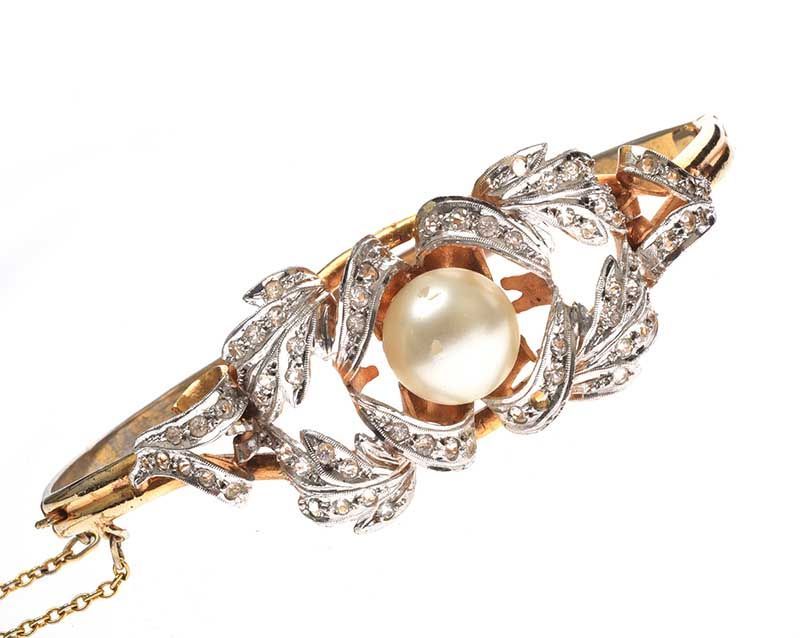 GOLD-TONE AND FAUX PEARL BRACELET