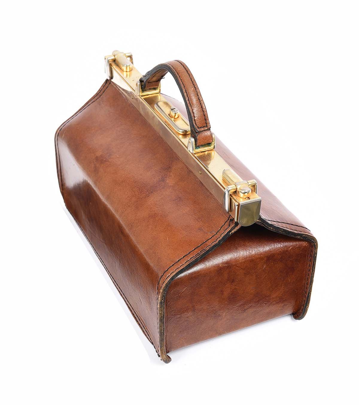 VINTAGE TAN LEATHER HANDBAG WITH GOLD-TONE HARDWARE at Ross's Online Art Auctions