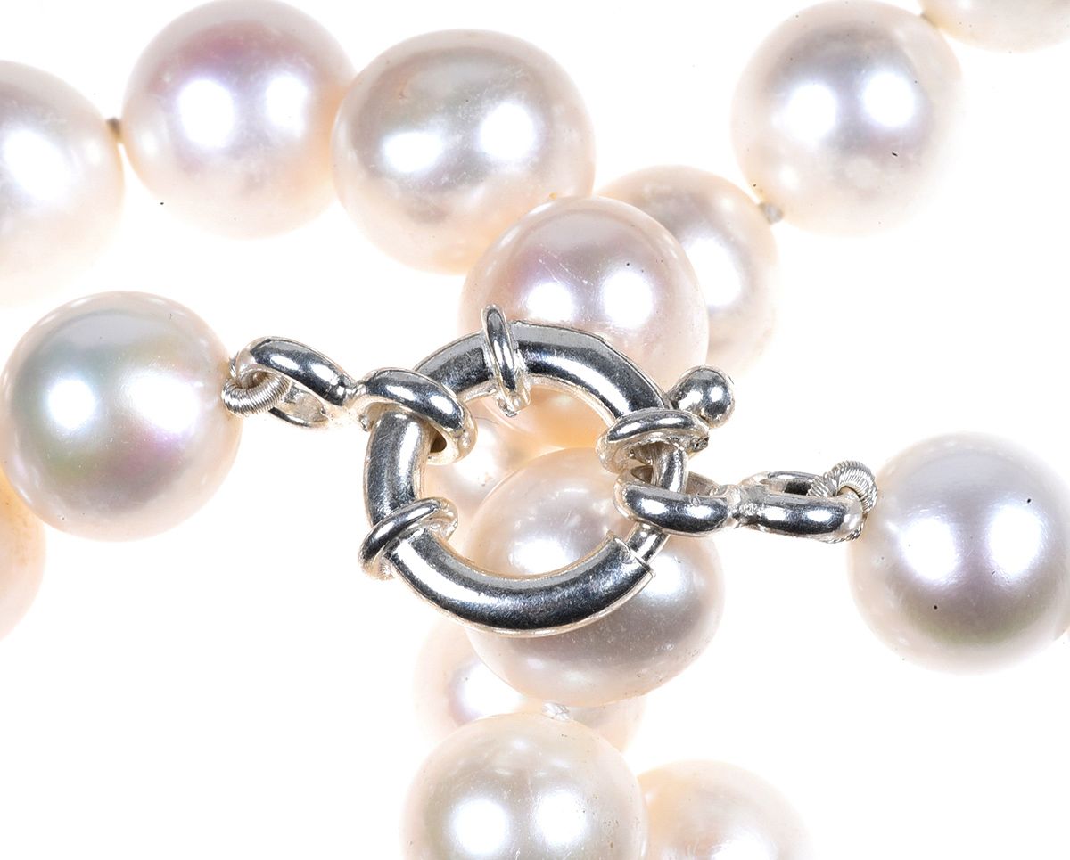 STRAND OF FRESHWATER CULTURED PEARLS at Ross's Online Art Auctions